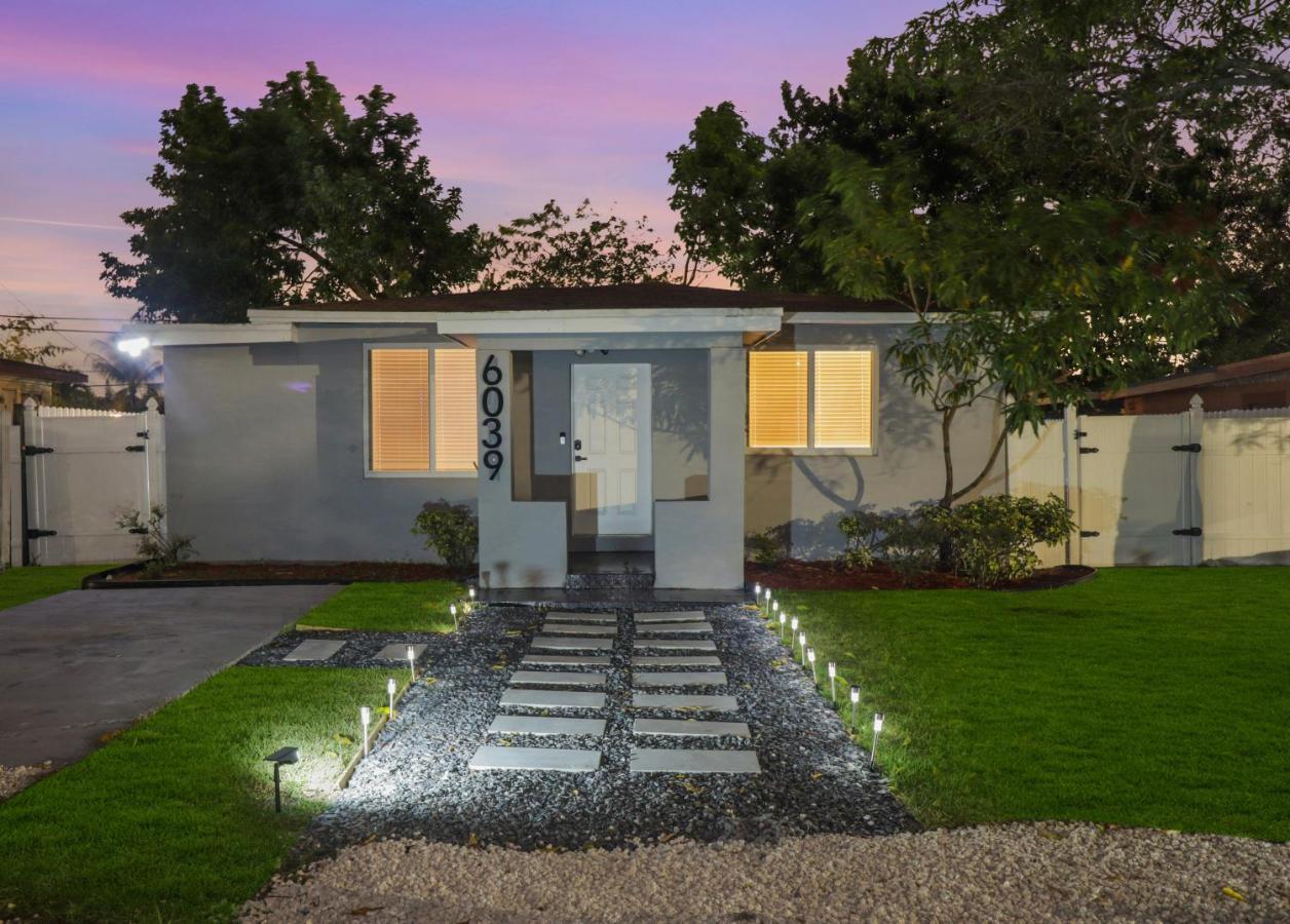 Spacious And Luxurious Centrally Located Between Miami And Ft. Lauderdale Hébergement de vacances Miramar