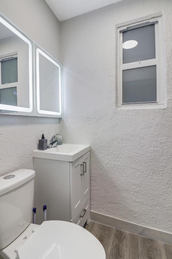 Spacious And Luxurious Centrally Located Between Miami And Ft. Lauderdale Hébergement de vacances Miramar