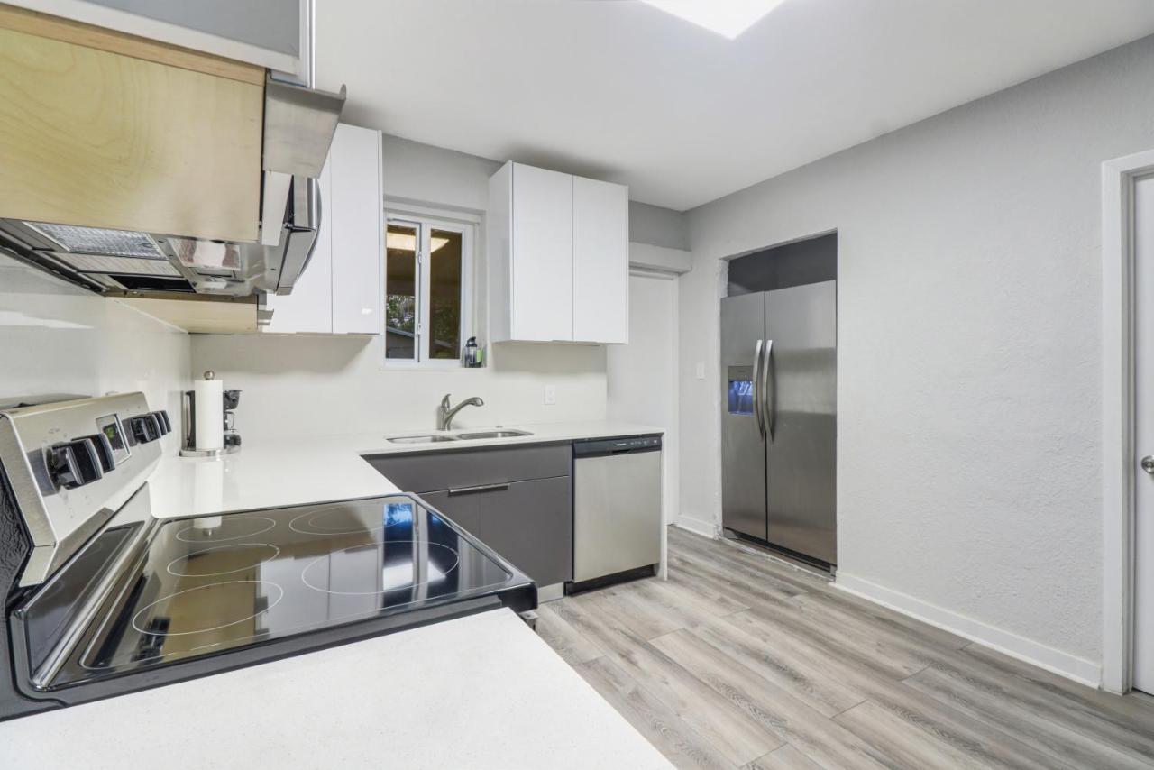 Spacious And Luxurious Centrally Located Between Miami And Ft. Lauderdale Hébergement de vacances Miramar