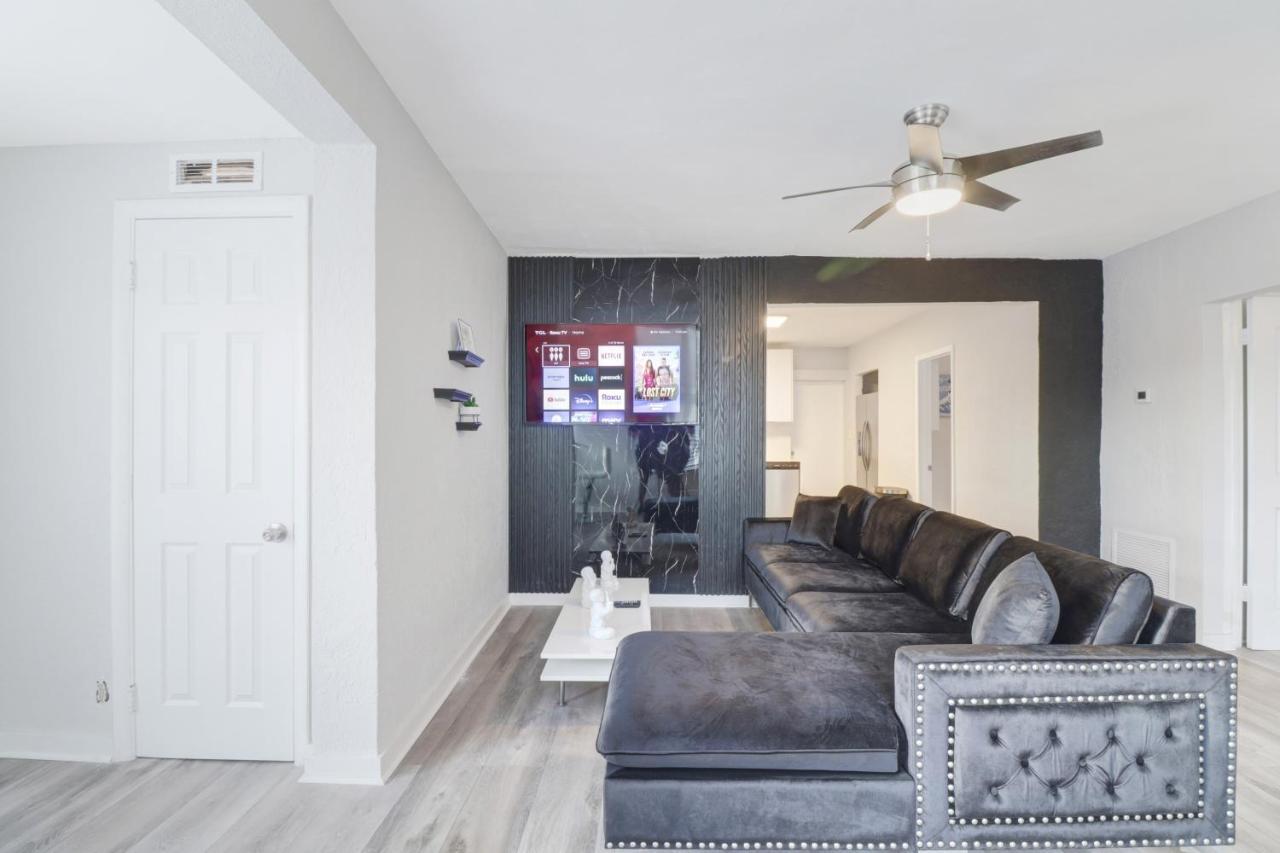 Spacious And Luxurious Centrally Located Between Miami And Ft. Lauderdale Miramar